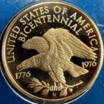 LOT 28 REV - Bicentennial Council of the Original Thirteen States Gold Medal. 21 grains.